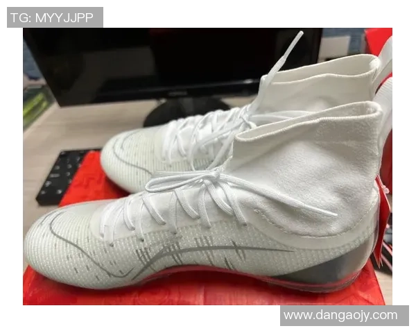 李宁牌足球鞋助力球场表现提升，尽显运动风采与专业品质